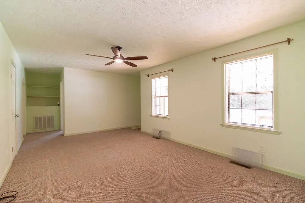 This airy room offers a cozy atmosphere for rest and relaxation.
