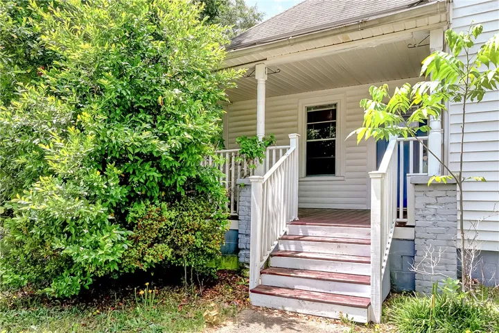 This charming residence features a welcoming porch, perfect for enjoying quiet mornings.