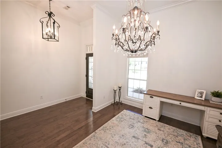 Foyer/dining.