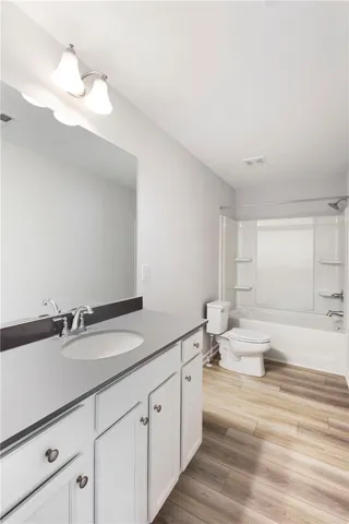 This clean and bright bathroom offers a practical layout and a refreshing atmosphere.