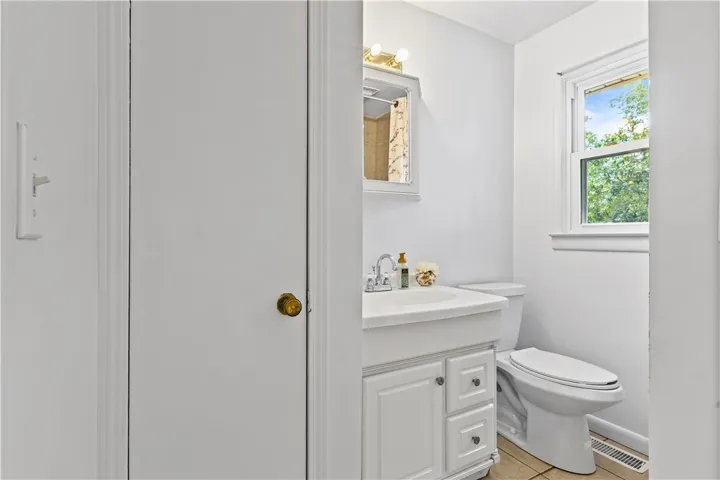 Bright and clean, this bathroom offers a functional layout and essential amenities.