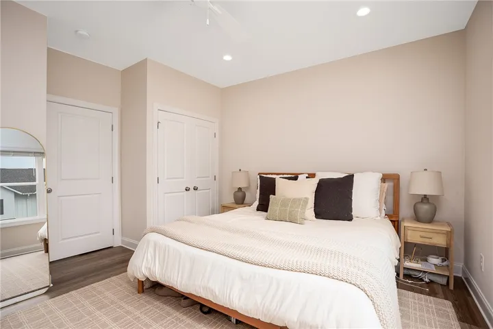 This inviting bedroom offers comfort and a tranquil atmosphere with modern details.