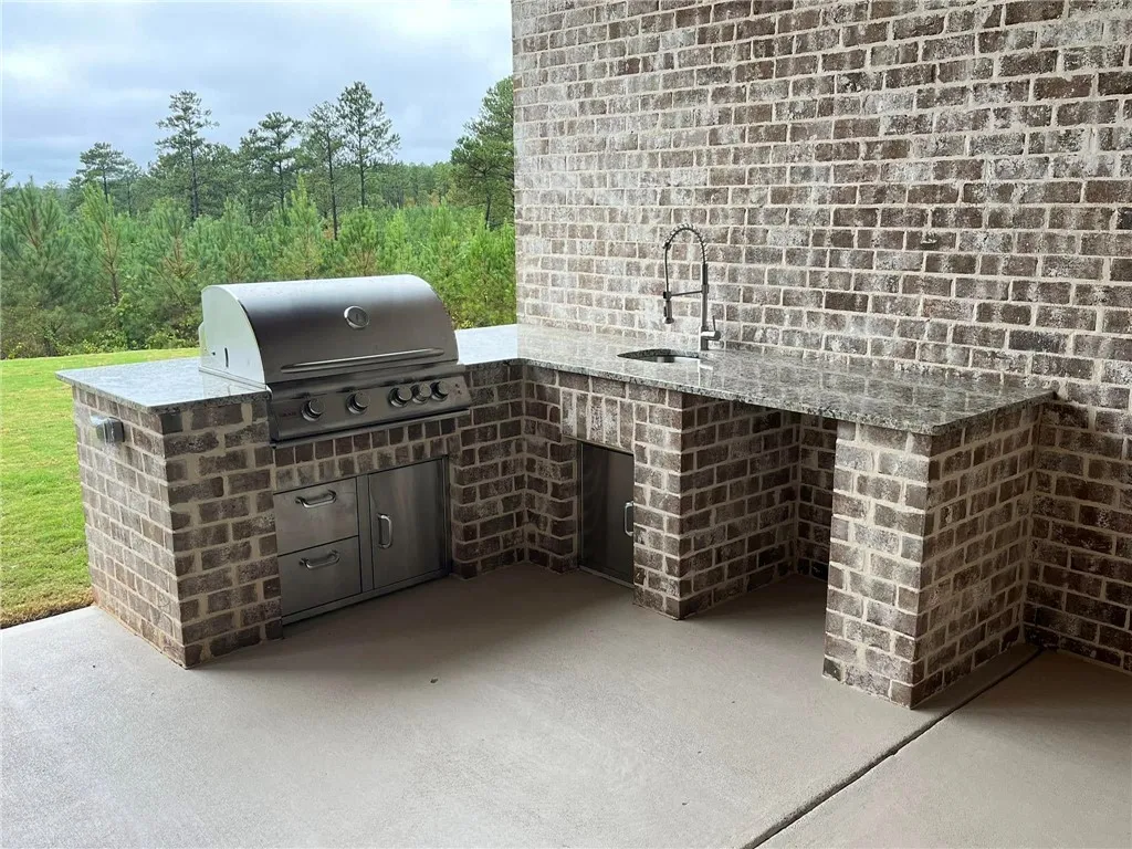 *EXAMPLE OF FINISHED PRODUCT*
This inviting outdoor space features a built-in barbecue and a convenient sink, perfect for entertaining.