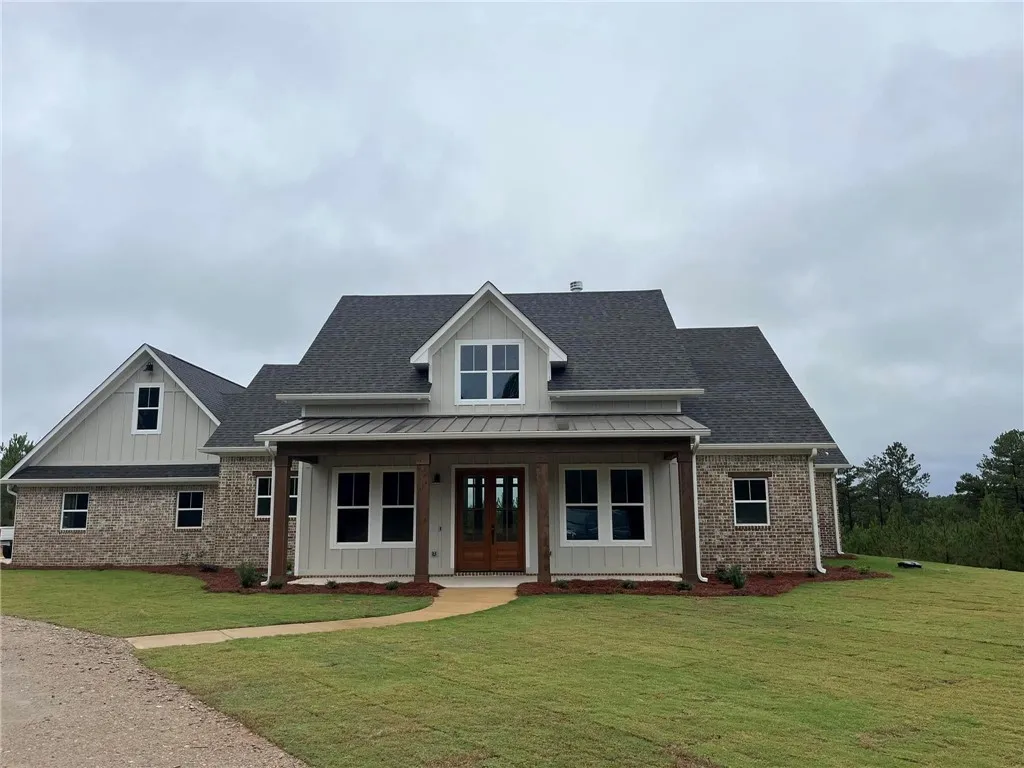 *EXAMPLE OF FINISHED PRODUCT*
This charming residence features an inviting facade, lush landscaping, and a well-maintained lawn.