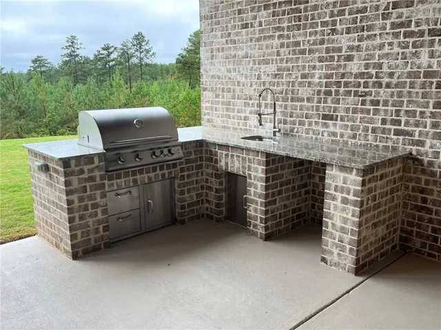 *EXAMPLE OF FINISHED PRODUCT*
This inviting outdoor space features a built-in barbecue and a convenient sink, perfect for entertaining.