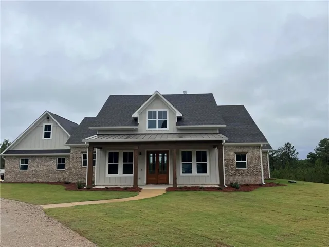 *EXAMPLE OF FINISHED PRODUCT*
This charming residence features an inviting facade, lush landscaping, and a well-maintained lawn.