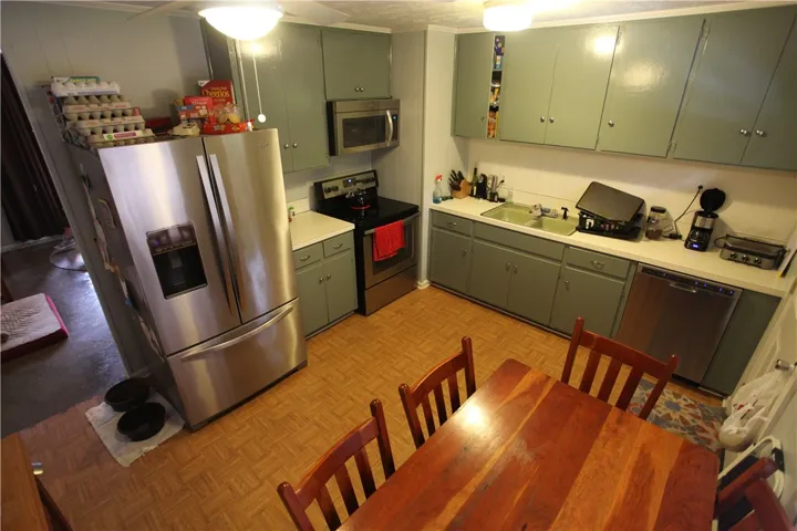This cozy kitchen combines modern appliances with classic cabinetry, creating a functional and inviting culinary space.