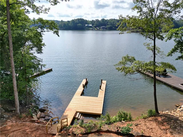 A picturesque waterfront setting, perfect for aquatic adventures and lakeside living.