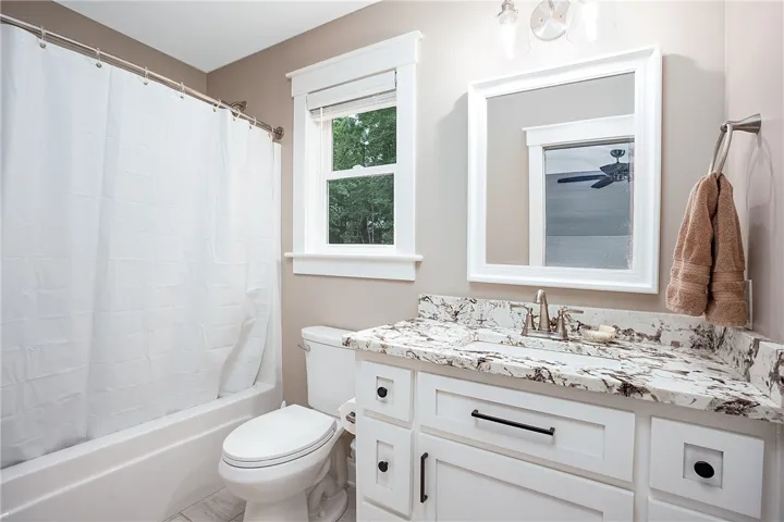 En-suite bath in 4th bedroom/bonus room.