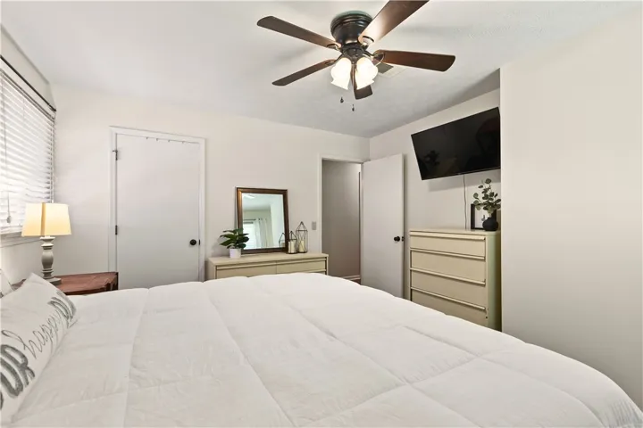 Walk in closet & ensuite bath.
