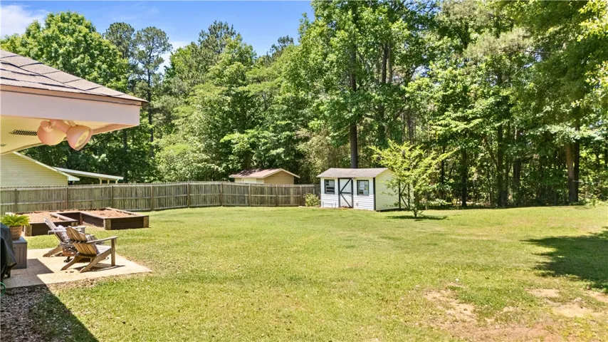 Awesome back yard incl storage building with chicken coop, dog enclosure & dog house.