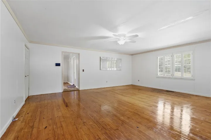 SPACIOUS LIVING ROOM