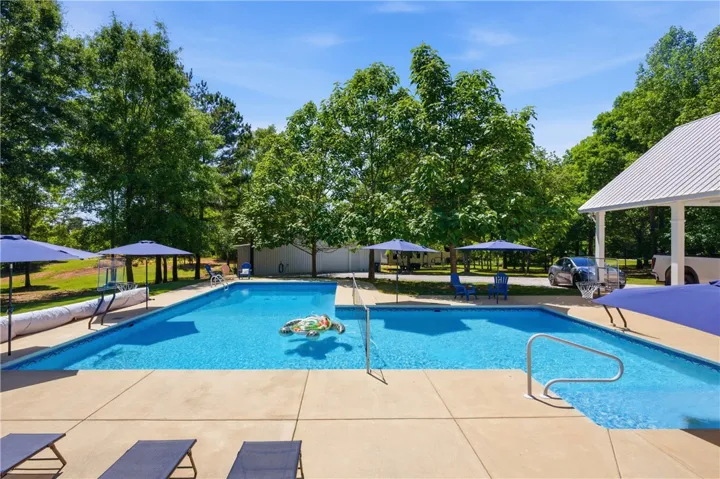An inviting pool area with ample lounging space, perfect for outdoor recreation and relaxation.