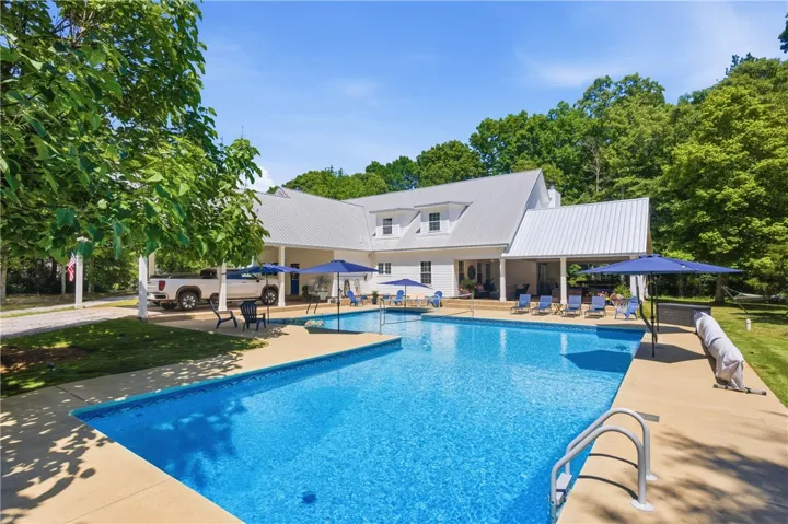 This secluded residence features a refreshing pool, creating an ideal setting for relaxation.
