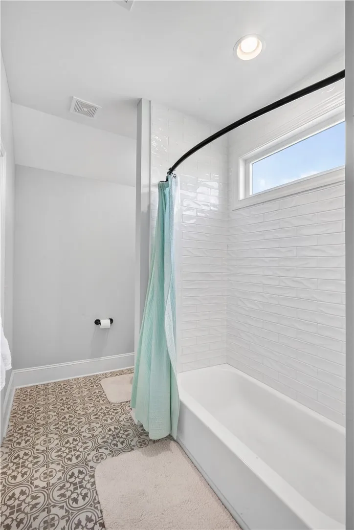 Shared bath for BR 2 & BR 3