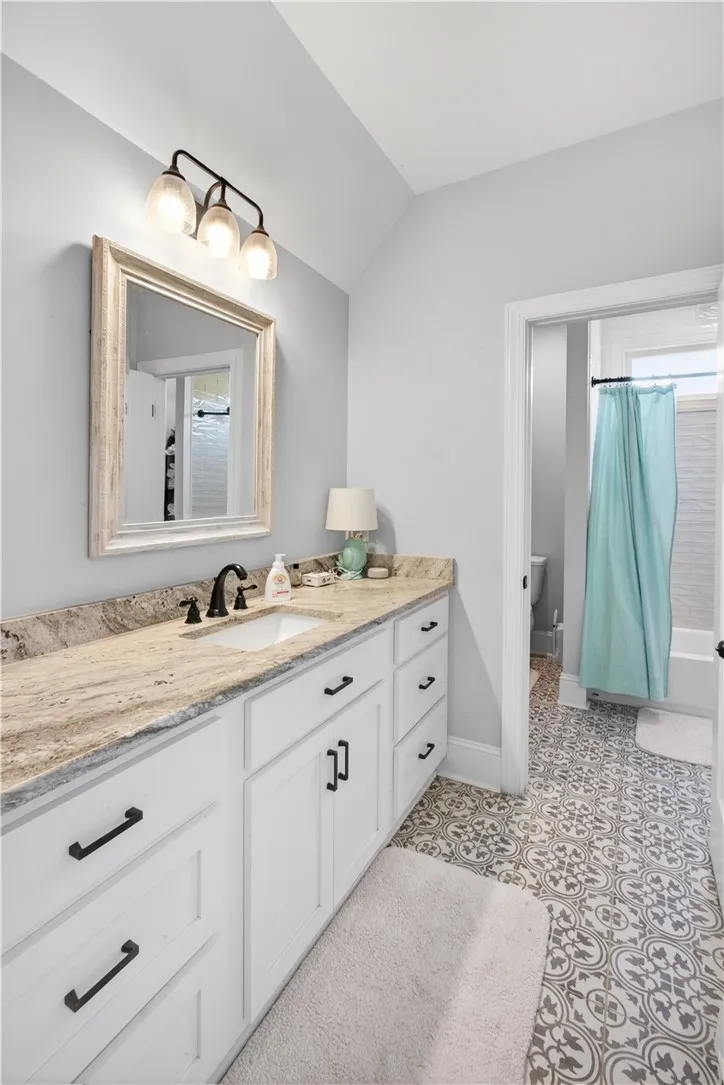 Shared bath for BR 2 & BR 3
