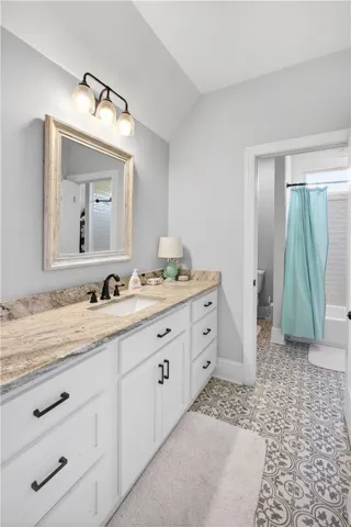 Shared bath for BR 2 & BR 3