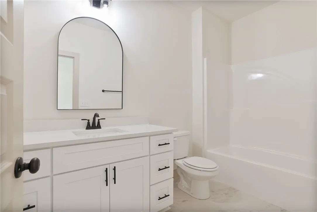 Full Bath off Guest Bedroom