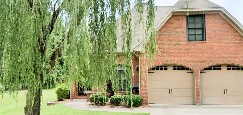 Welcome home to 2172 N. Donahue!