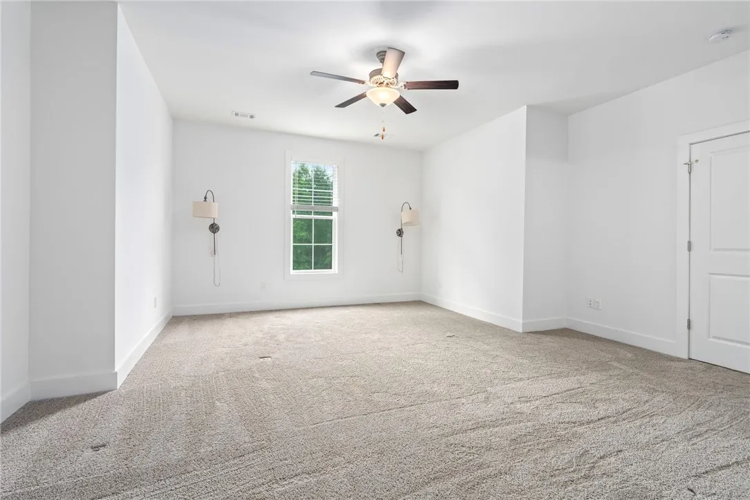 Second primary located on 2nd level has private en suite.