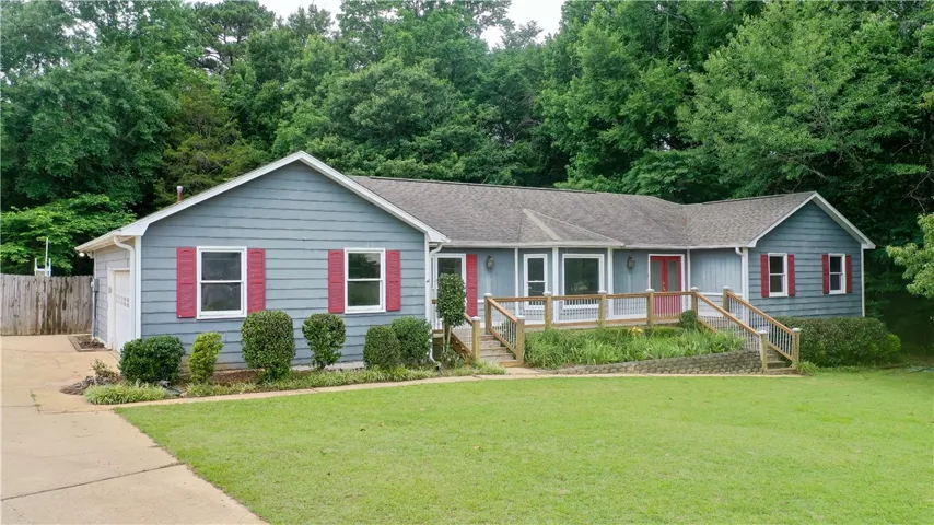 Gracious ranch style home in desirable Northside Opelika.