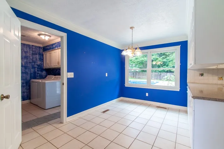 Light & bright eat-in kitchen area.