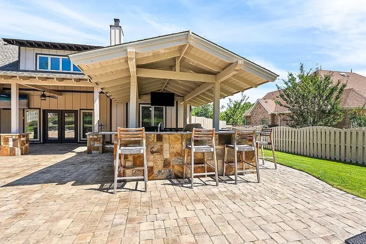 An inviting outdoor kitchen with a stone-clad bar, perfect for alfresco dining and entertaining.
