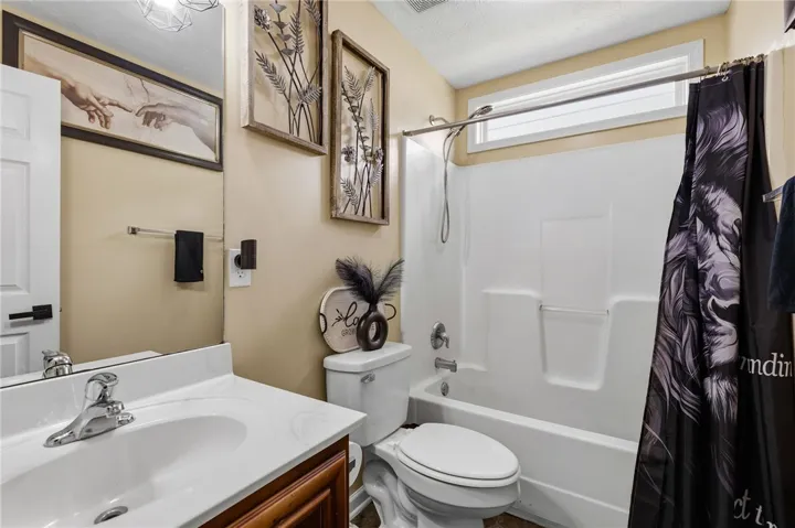 Functional full bathroom with combined shower and tub, offering everyday convenience.