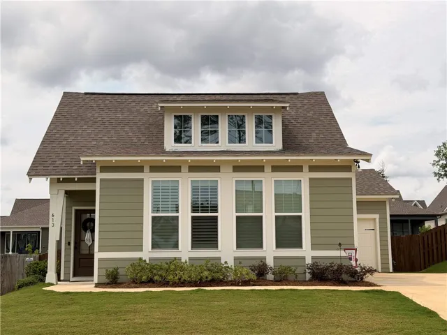 A classic low-maintenance exterior, green cement board siding, and an attached garage provide inviting curb appeal. Mimms Trail is a  great location to the I-85 interchange, schools, shopping, and the Auburn University campus