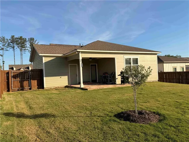 Nice backyard setting with stained privacy fenced yard awaits outdoor gatherings with flagstone pavers on the extended covered patio.
