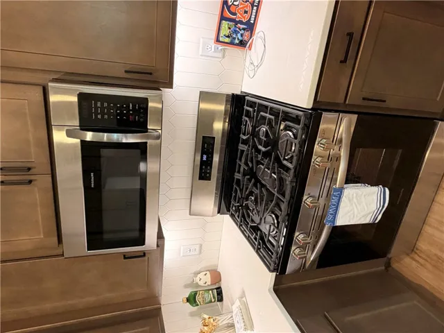 5-burner gas stove under microwave oven.