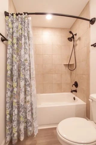 Another view of the shared bath.