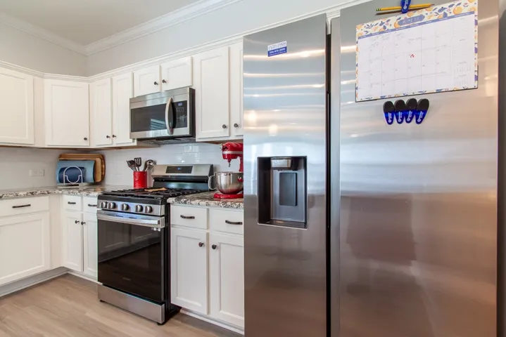 The white subway tile backsplash just add to the clean lines.