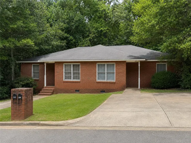 This image has been virtually altered just to remove the tenant's personally belongings from the picture.