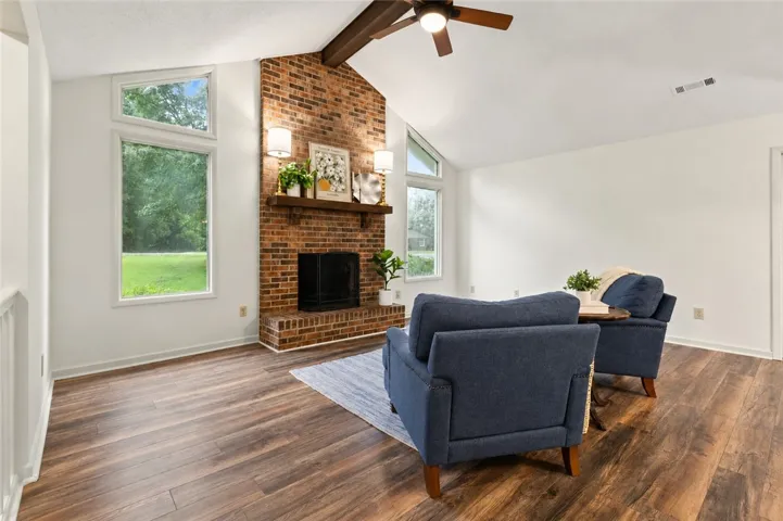 Open, sunny space with vaulted ceilings & plenty of space to set up furnishings