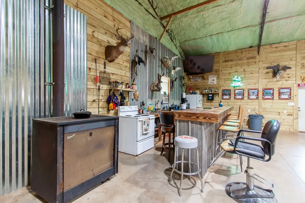 barn/workshop full bar
