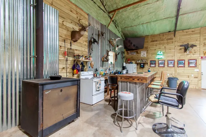 barn/workshop full bar