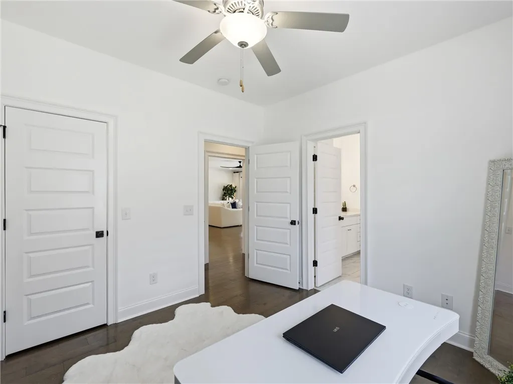 An inviting office space with a contemporary aesthetic and rich hardwood flooring, ready for productivity.