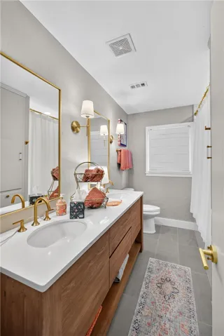Dual vanity with a pristine countertop defines this well-appointed bathroom.