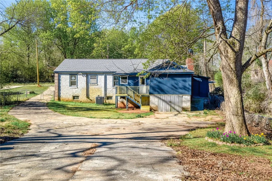 A tranquil rural retreat with ample yard space and a welcoming exterior facade.
