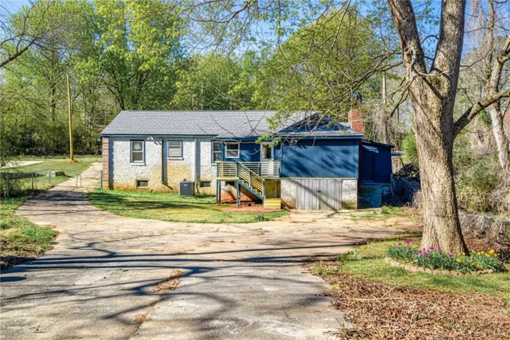 A tranquil rural retreat with ample yard space and a welcoming exterior facade.