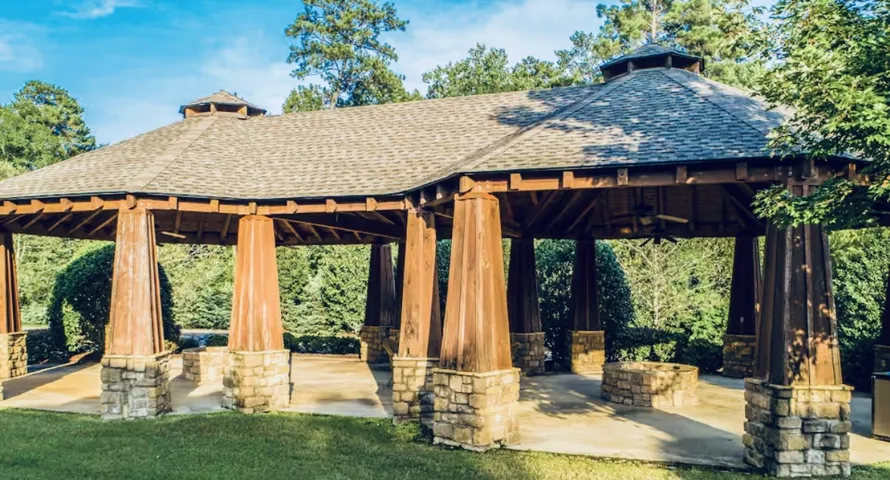 Discover a spacious outdoor pavilion, ideal for gatherings and enjoying the surrounding natural landscape.