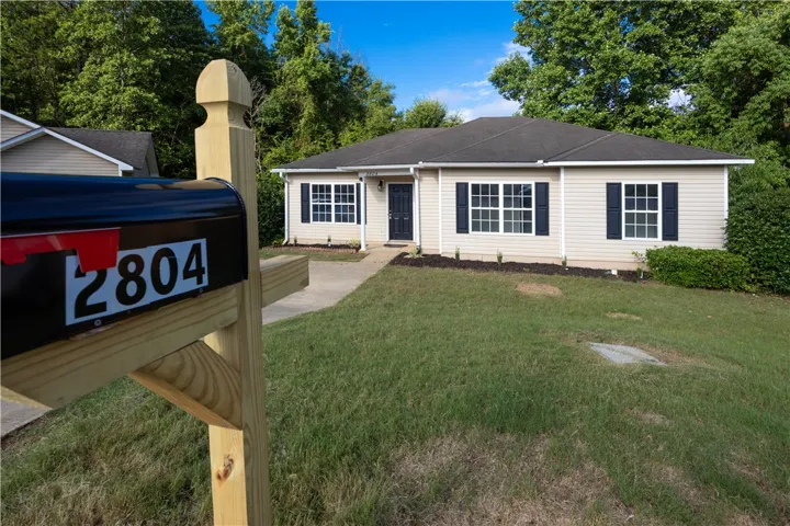 2804 Southview Court close to Southview Elementary School, Shopping, and i85.
