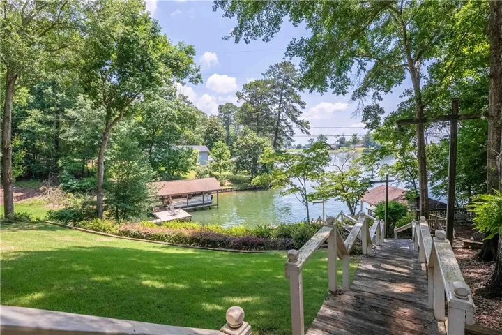 A picturesque waterfront setting, perfect for tranquil lakeside living and recreation.