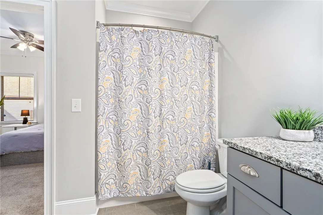 Full bathroom 3
