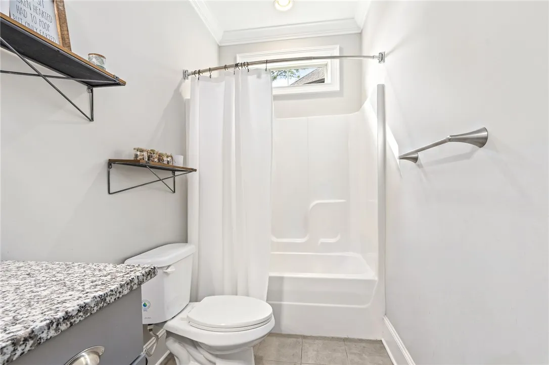 Full bathroom 2