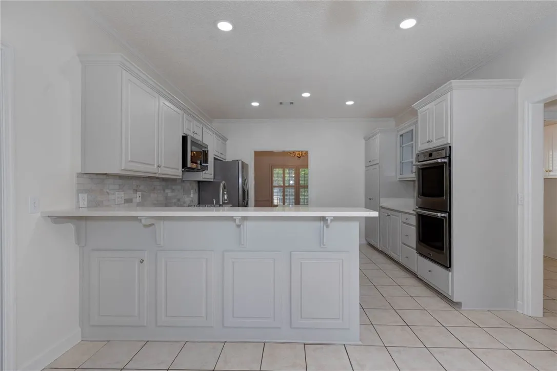 A streamlined kitchen design with practical features and modern cooking technology.