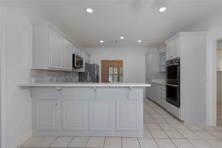 A streamlined kitchen design with practical features and modern cooking technology.