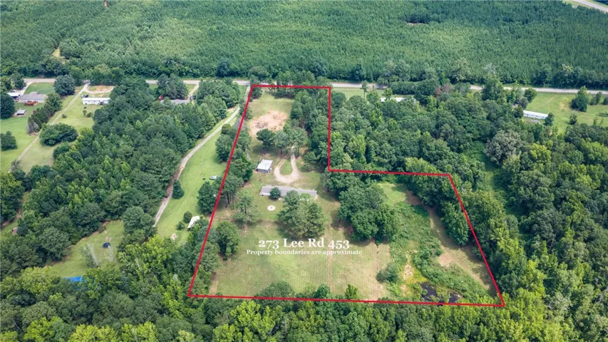 Vast, verdant landscape offering a private setting with established roads and clear boundaries.