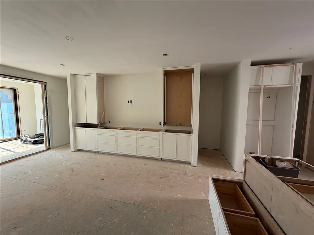 Ready for personalized finishes, this kitchen shell promises a modern design with ample storage.